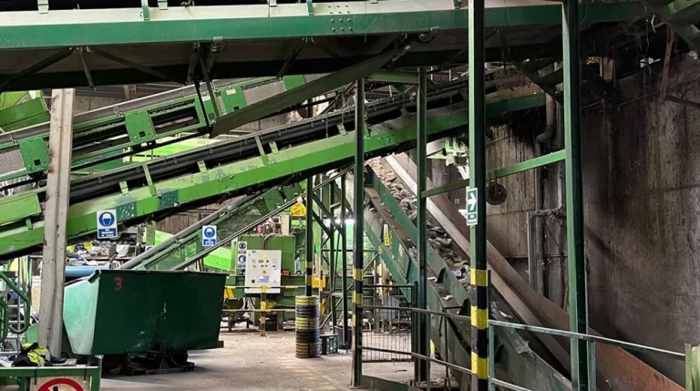 La planta de tratamiento de residuos de Fuenlabrada recupera más de 8.500 toneladas al año y tiene un 80% de mujeres en su plantilla