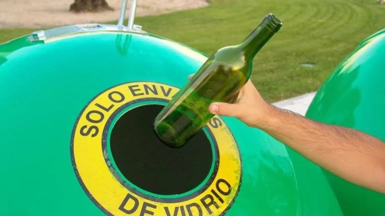 La IA vaticina cuáles serían las consecuencias sobre el medioambiente si dejásemos de reciclar envases de vidrio