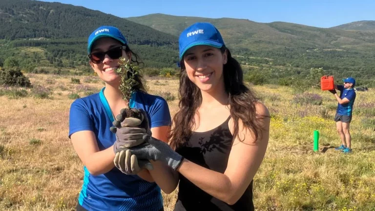 RWE impulsa una colaboración con ReTree para plantar más de 100 árboles autóctonos