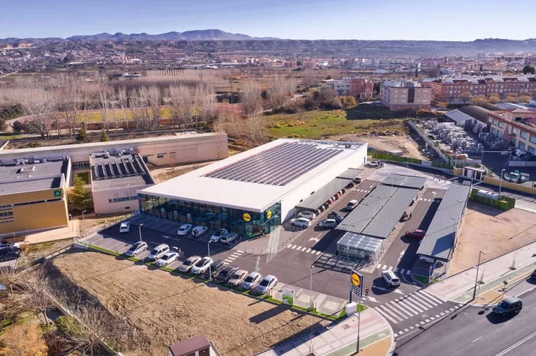 Lidl supera los 85.000 m2 de placas fotovoltaicas y los 100 puntos de carga para vehículos eléctricos en Andalucía