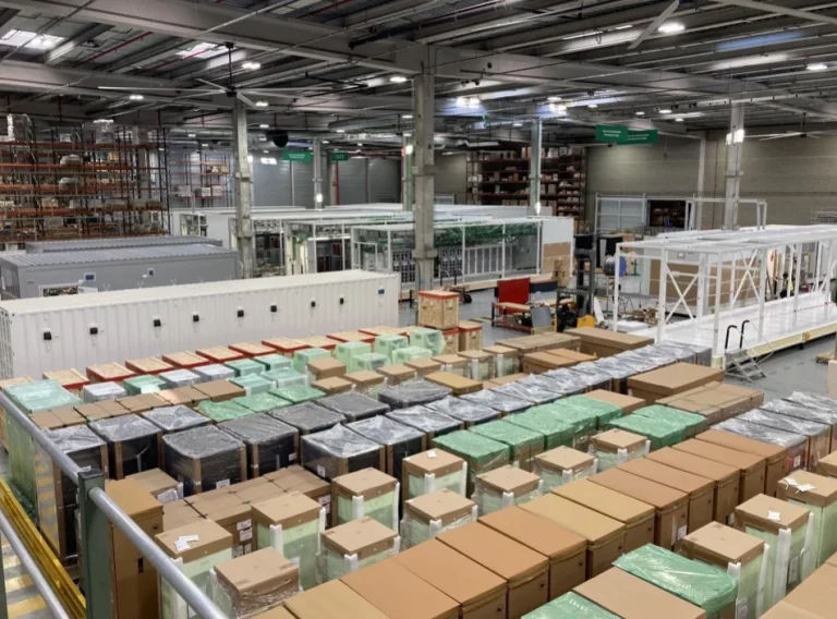 Schneider Electric expande su mayor fábrica de centros de datos en Europa para satisfacer la creciente demanda