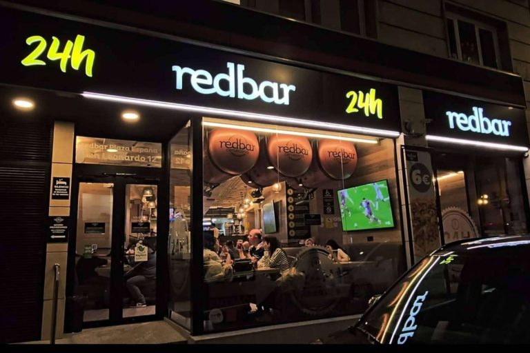 El Ayuntamiento cierra RedBar, contraviniendo el apoyo de la CAM a la ampliación horaria en restauración