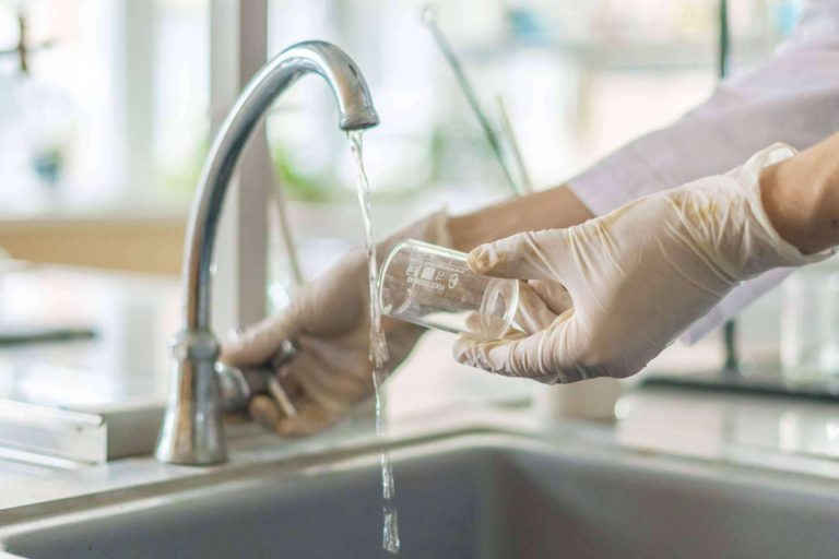 El agua del grifo no es tan pura como se cree; Microplásticos y químicos invisibles en el agua