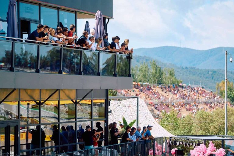 CaixaBank y Panorama Village se unen para ofrecer experiencias exclusivas en el mundo del motor