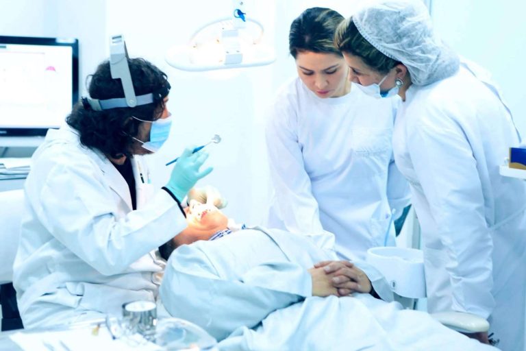 Odontología de Marlon Becerra, referencia internacional en tratamientos dentales de alta complejidad en 2025