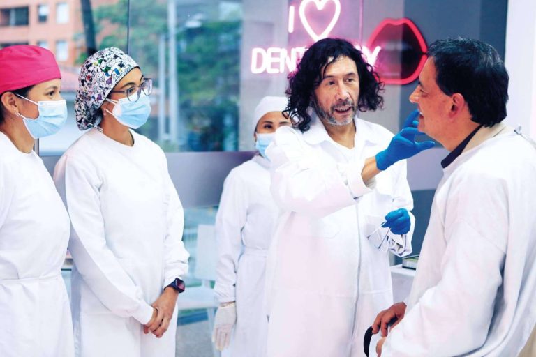 Marlon Becerra marca tendencia en la odontología estética en Colombia con más de 35 años de experiencia