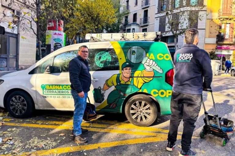 Instalación de cerrojos FAC, el servicio especializado de Barnacopy para mejorar la seguridad urbana