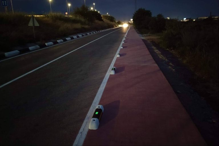 Ciudades españolas refuerzan la seguridad vial con el separador de carril bici fotoluminiscente de Abadecom Urban