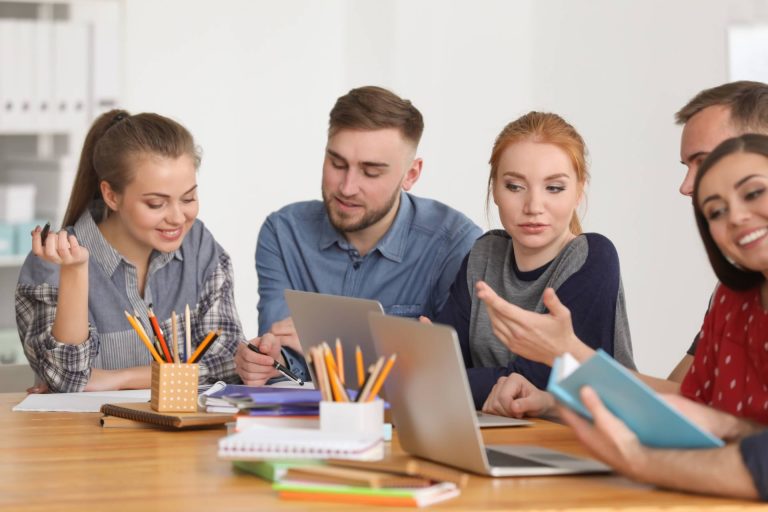 La Universidad Rey Juan Carlos y HollyMontt impulsan el aprendizaje práctico en finanzas